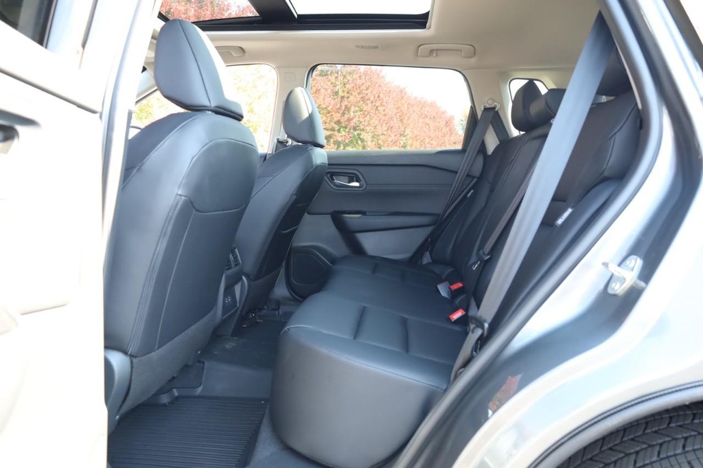 Nissan Rogue Vehicle Full-screen Gallery Image 21