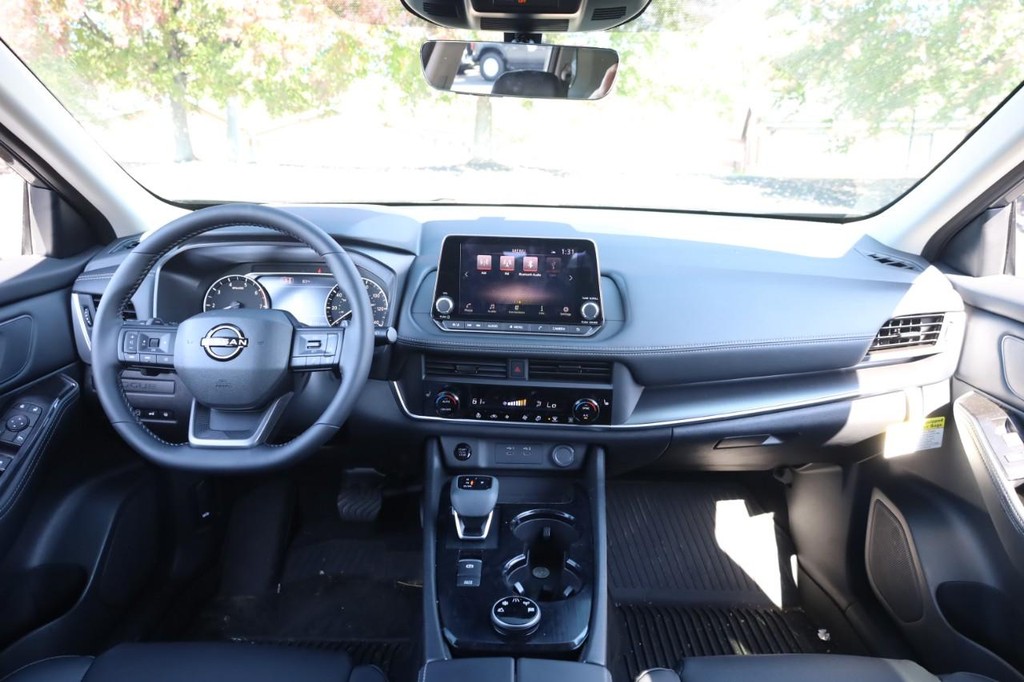 Nissan Rogue Vehicle Full-screen Gallery Image 22