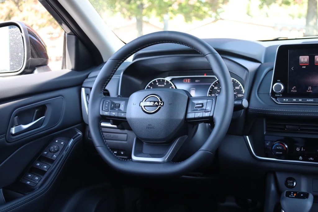 Nissan Rogue Vehicle Full-screen Gallery Image 23