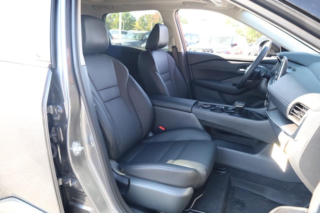 Nissan Rogue Vehicle Full-screen Gallery Image 24