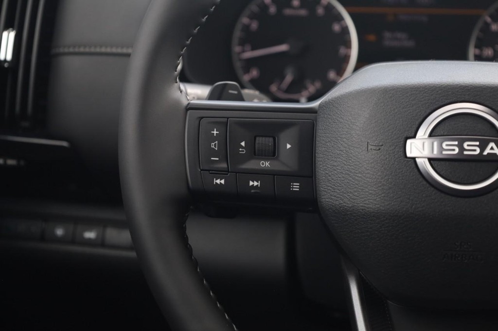 Nissan Pathfinder Vehicle Full-screen Gallery Image 10