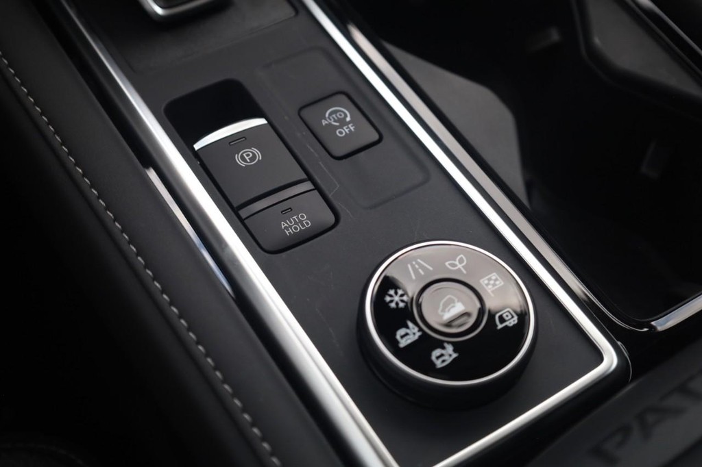 Nissan Pathfinder Vehicle Full-screen Gallery Image 18
