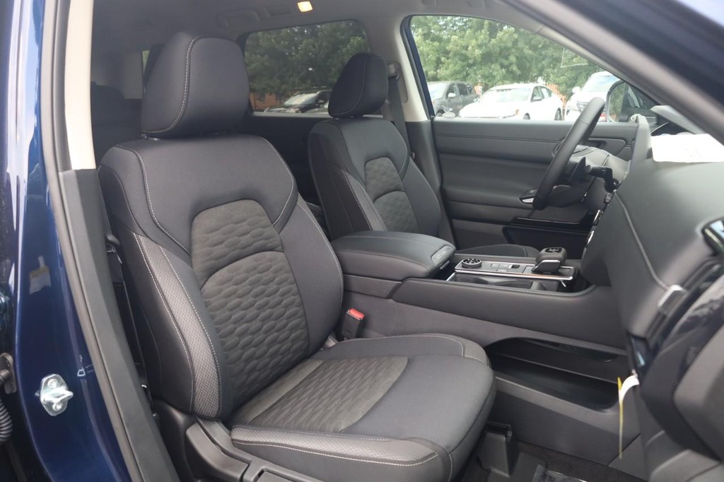 Nissan Pathfinder Vehicle Full-screen Gallery Image 21