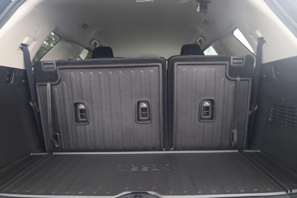 Nissan Pathfinder Vehicle Full-screen Gallery Image 23