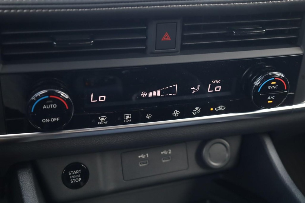 Nissan Rogue Vehicle Image 16