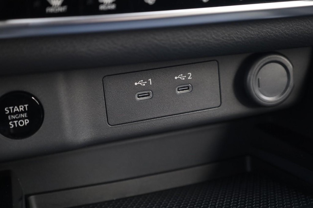 Nissan Rogue Vehicle Image 17