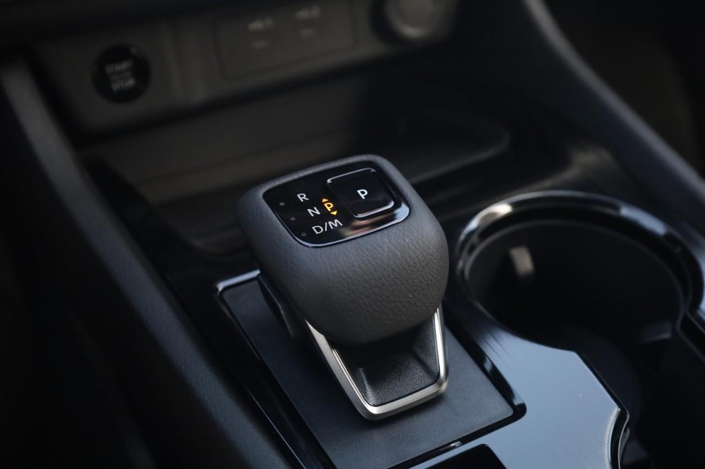 Nissan Rogue Vehicle Image 19