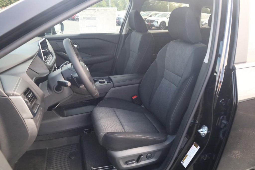 Nissan Rogue Vehicle Image 20