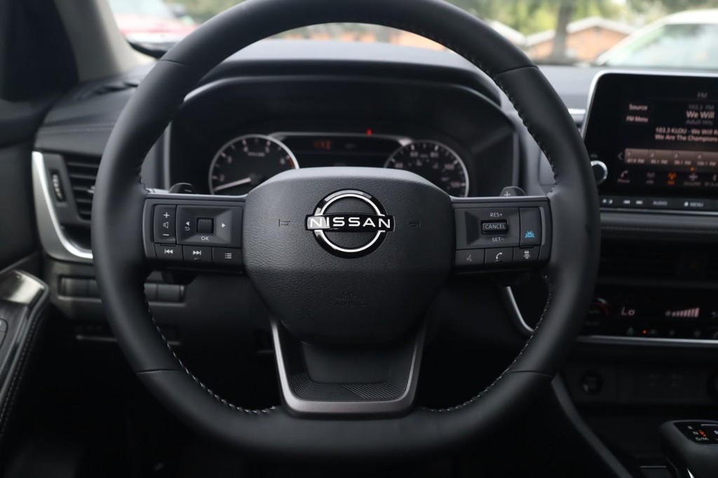 Nissan Rogue Vehicle Image 08