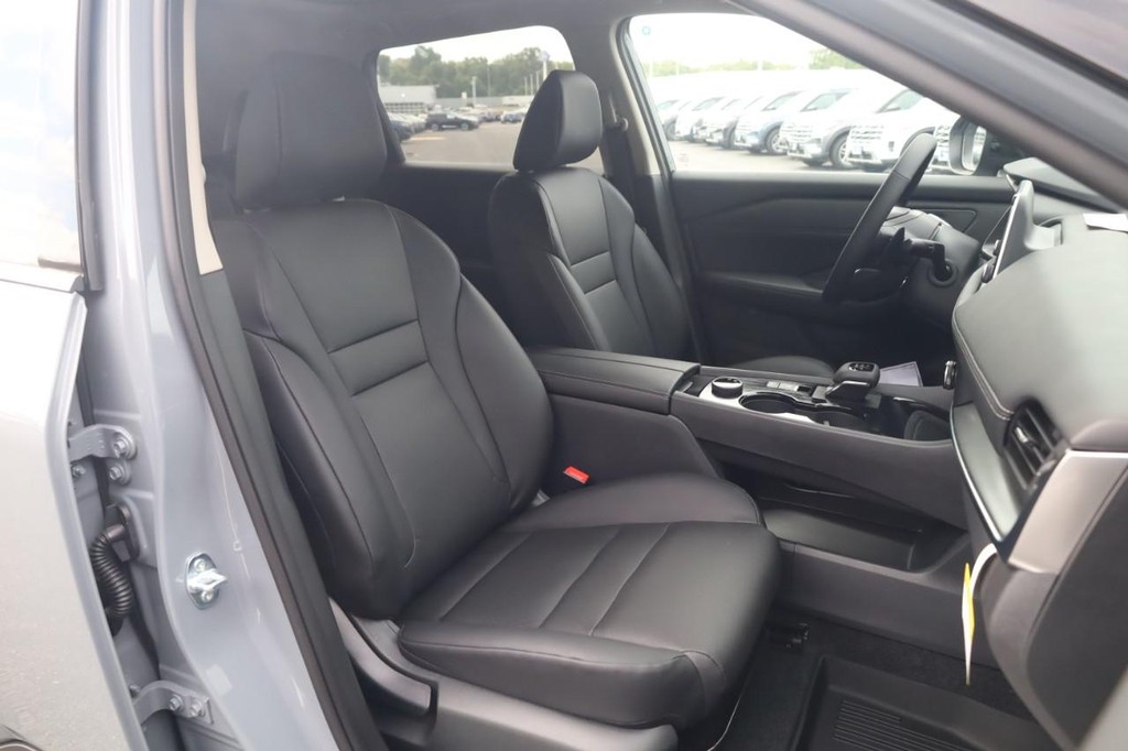 Nissan Rogue Vehicle Image 21