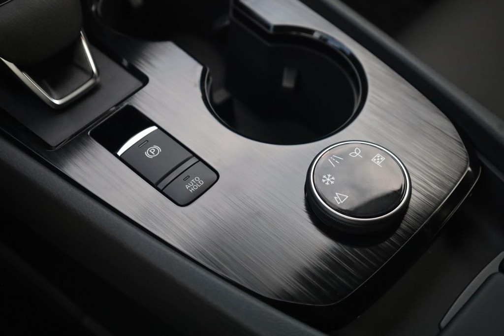 Nissan Rogue Vehicle Image 18