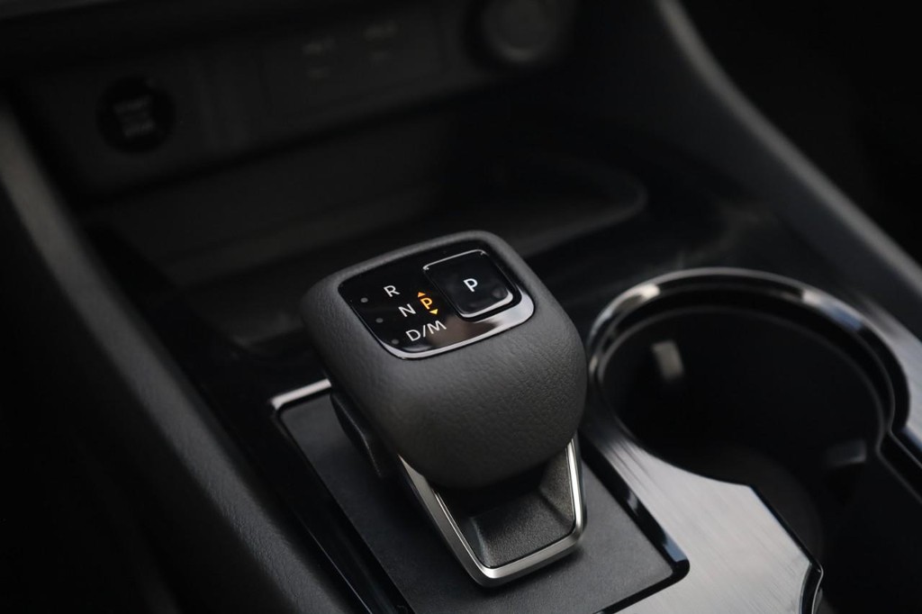 Nissan Rogue Vehicle Image 19