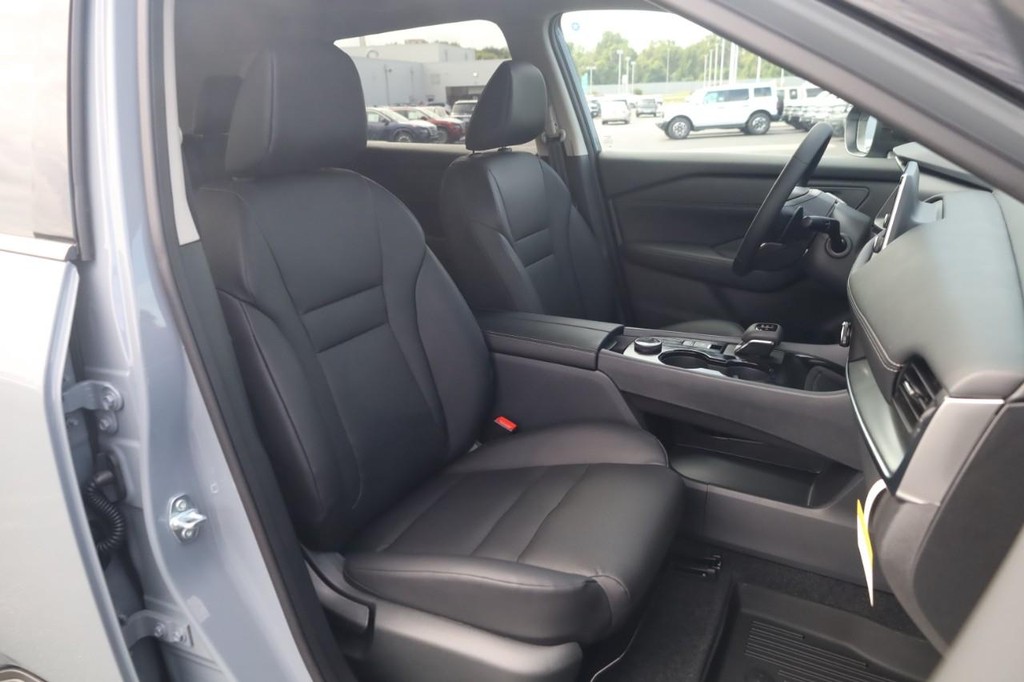 Nissan Rogue Vehicle Image 21