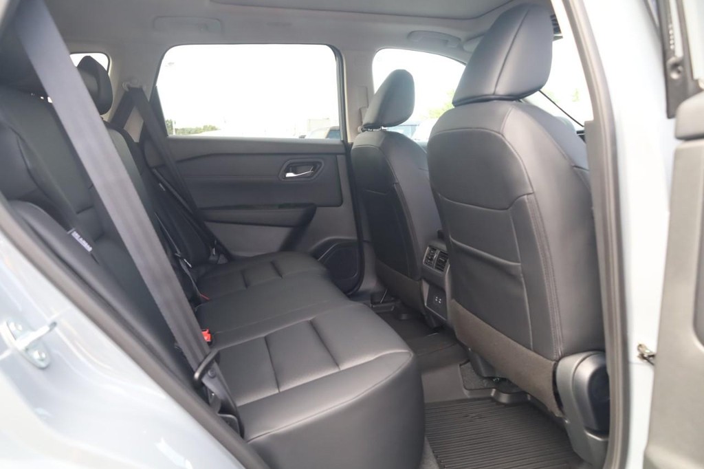 Nissan Rogue Vehicle Image 22