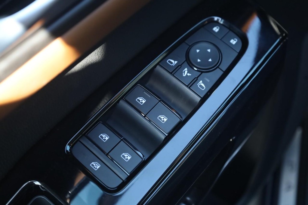 Nissan Pathfinder Vehicle Image 11