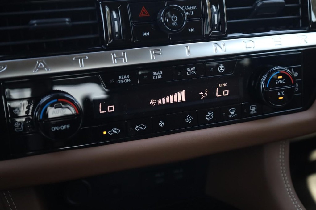 Nissan Pathfinder Vehicle Image 16