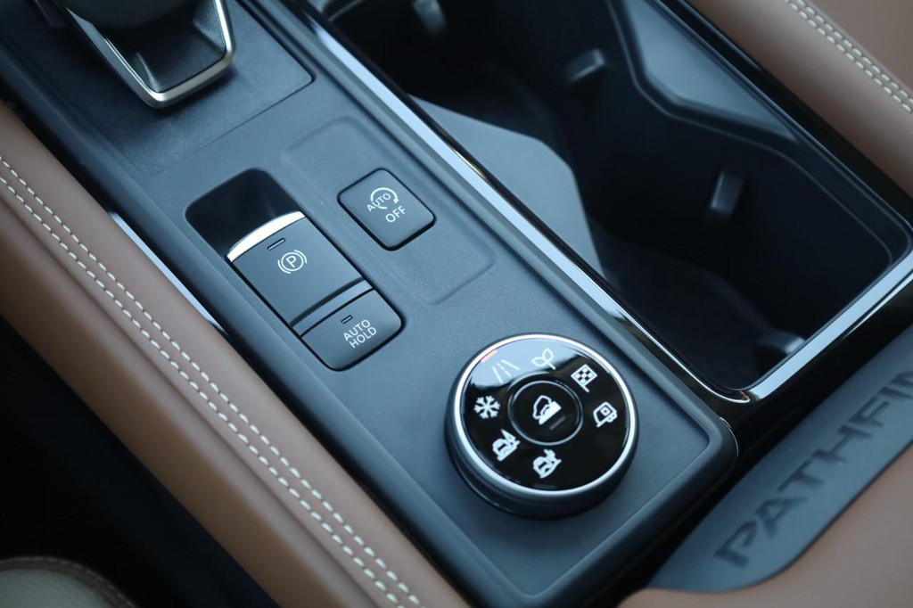 Nissan Pathfinder Vehicle Image 18