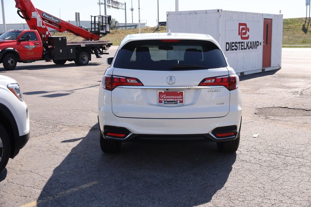 Acura RDX Vehicle Full-screen Gallery Image 6