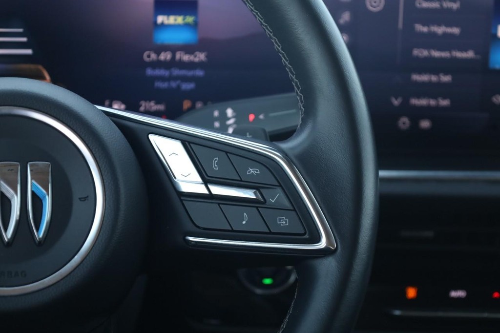 Buick Envision Vehicle Full-screen Gallery Image 08