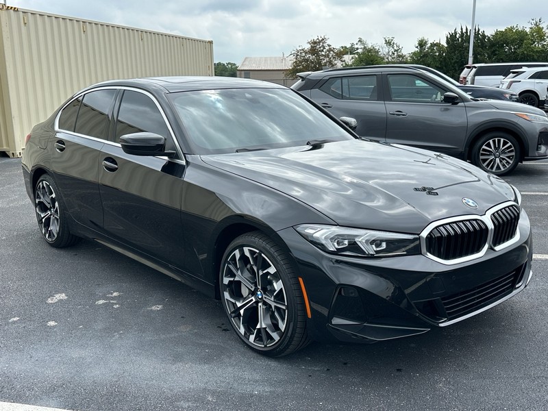 BMW 3 Series Vehicle Full-screen Gallery Image 03