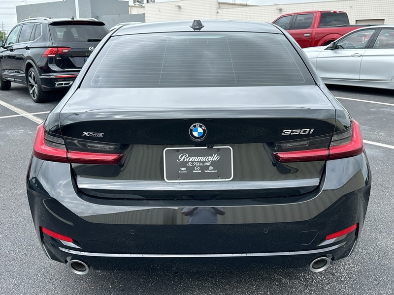 BMW 3 Series Vehicle Full-screen Gallery Image 06