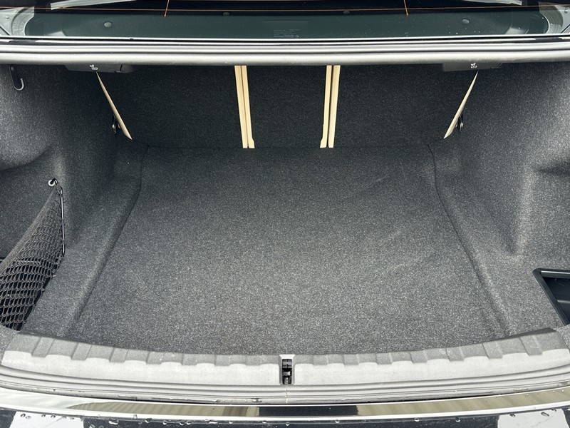 BMW 3 Series Vehicle Full-screen Gallery Image 07