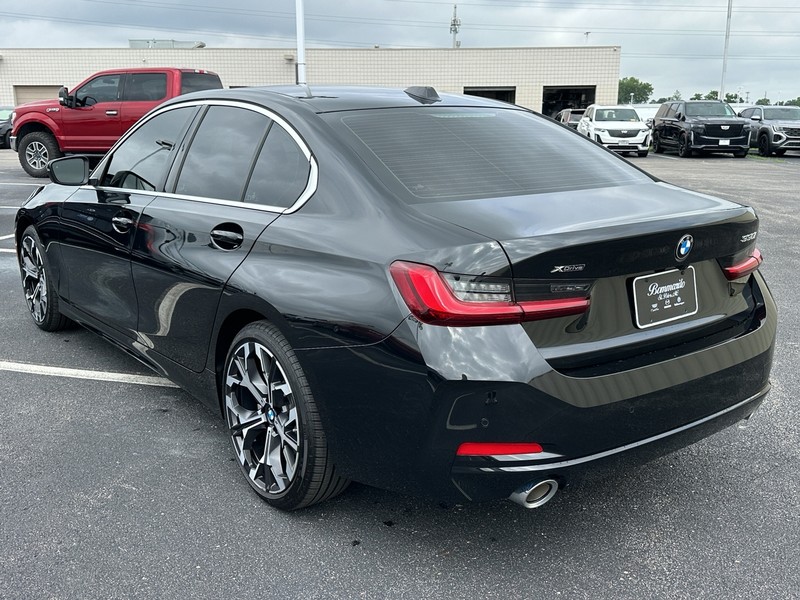 BMW 3 Series Vehicle Full-screen Gallery Image 08