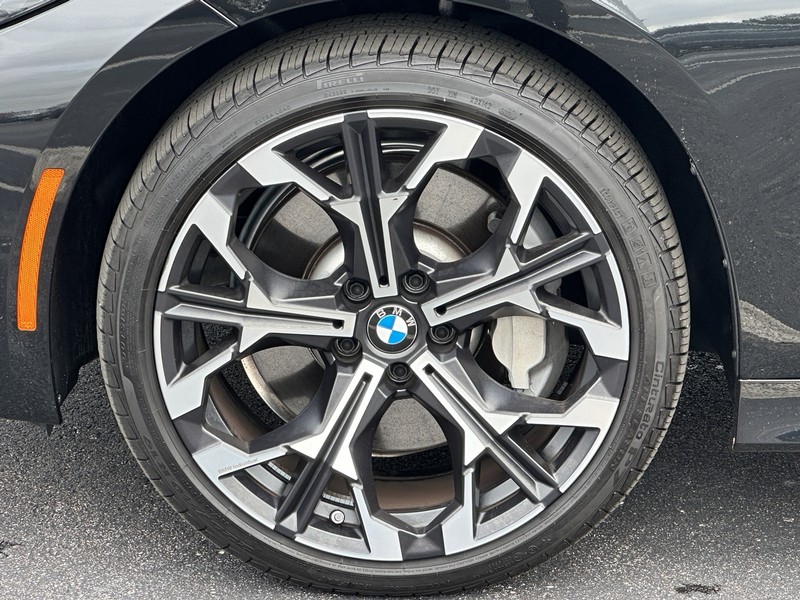 BMW 3 Series Vehicle Full-screen Gallery Image 09