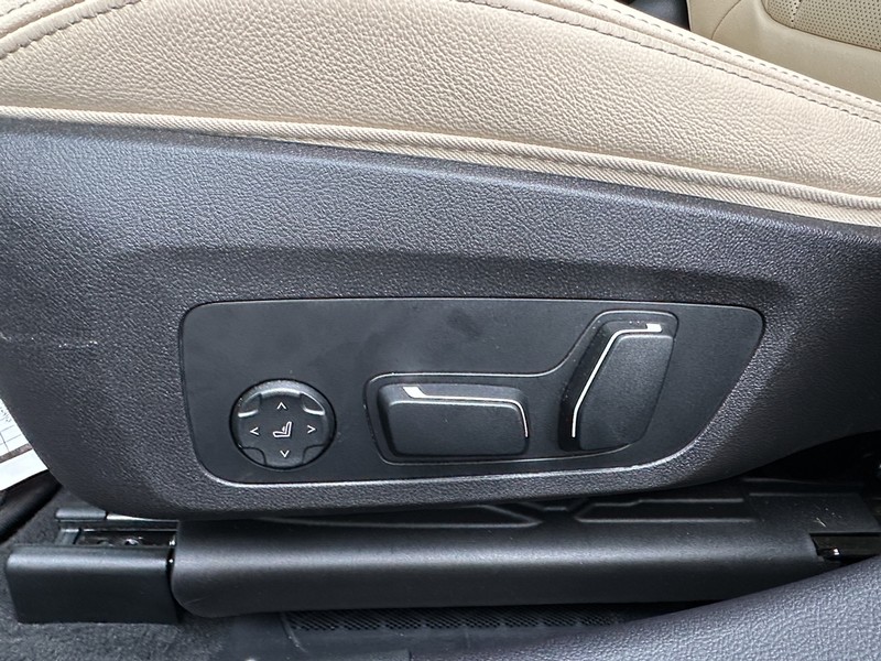 BMW 3 Series Vehicle Full-screen Gallery Image 11