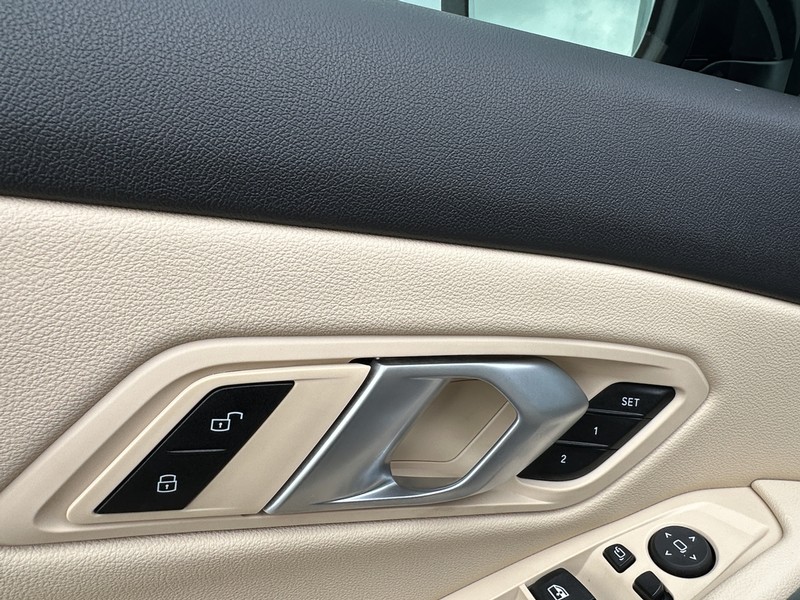 BMW 3 Series Vehicle Full-screen Gallery Image 12