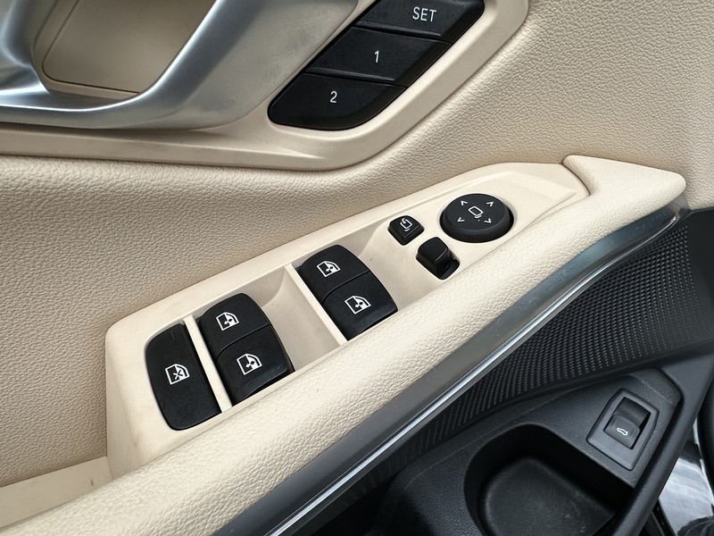 BMW 3 Series Vehicle Full-screen Gallery Image 13