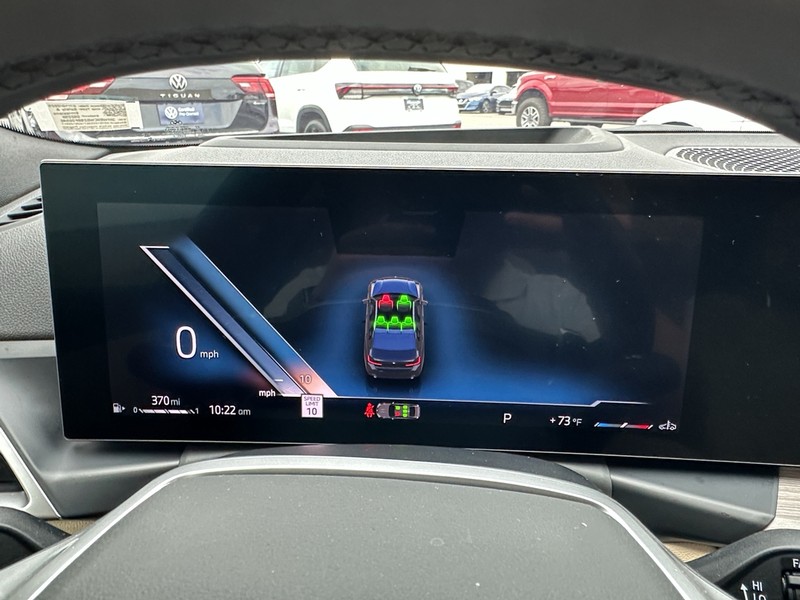 BMW 3 Series Vehicle Full-screen Gallery Image 16