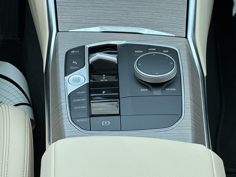 BMW 3 Series Vehicle Full-screen Gallery Image 20