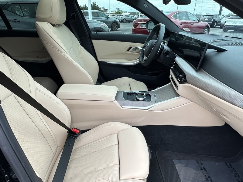 BMW 3 Series Vehicle Full-screen Gallery Image 21