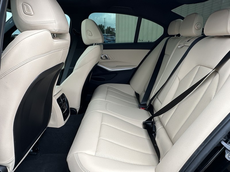 BMW 3 Series Vehicle Full-screen Gallery Image 22