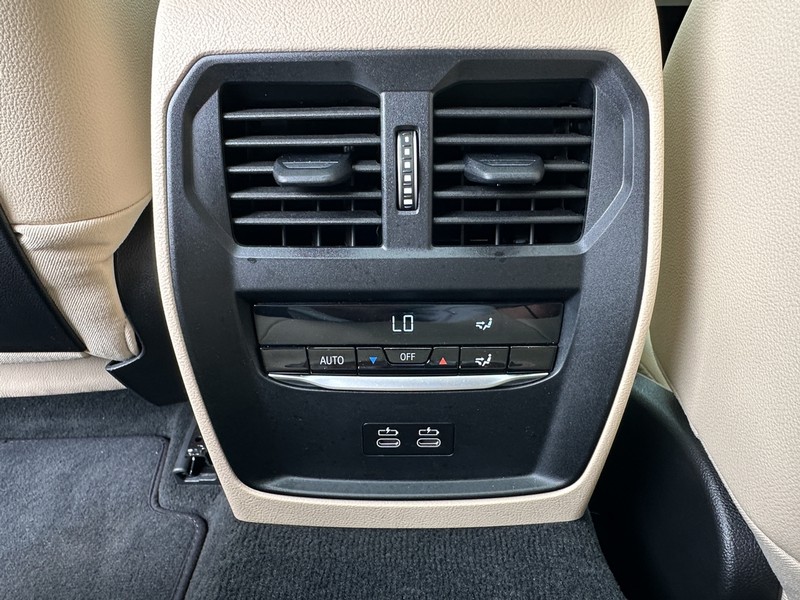 BMW 3 Series Vehicle Full-screen Gallery Image 23