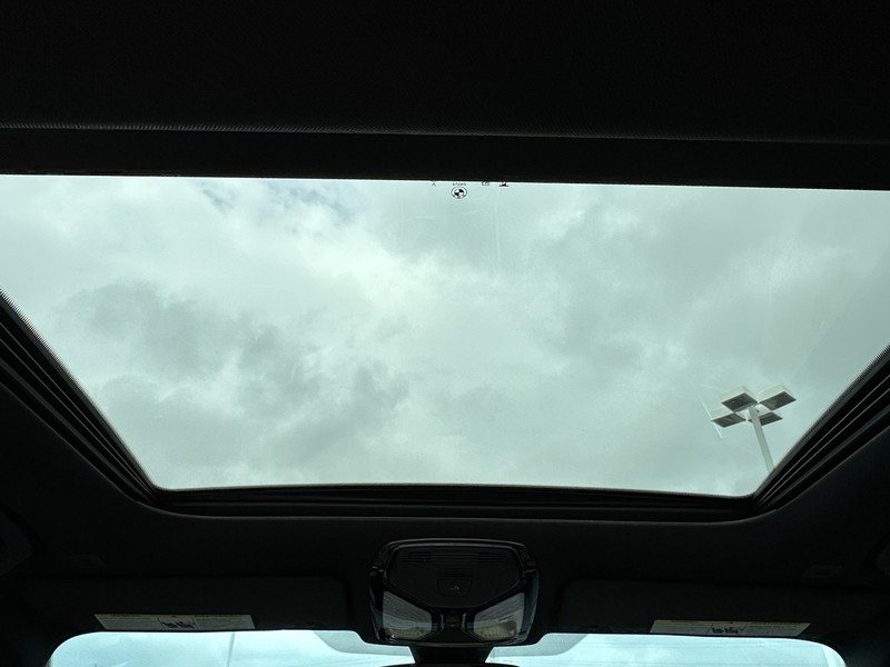 BMW 3 Series Vehicle Full-screen Gallery Image 24