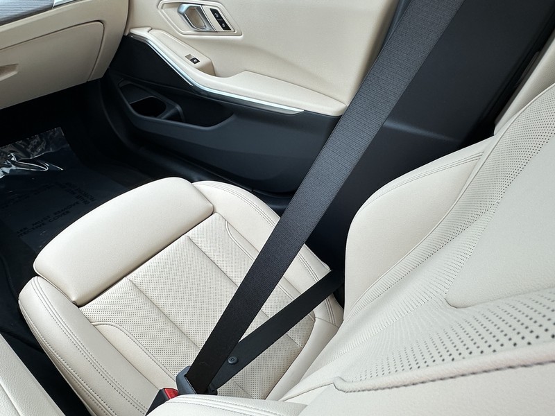 BMW 3 Series Vehicle Full-screen Gallery Image 27