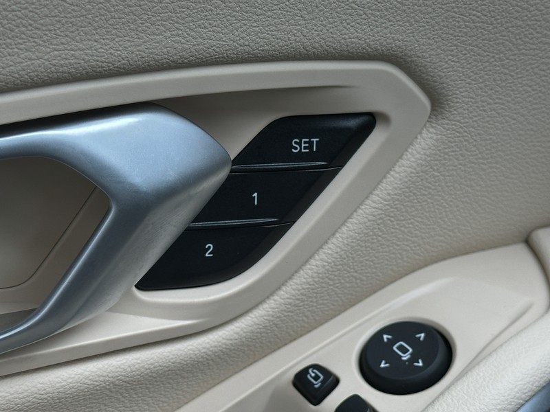 BMW 3 Series Vehicle Full-screen Gallery Image 29