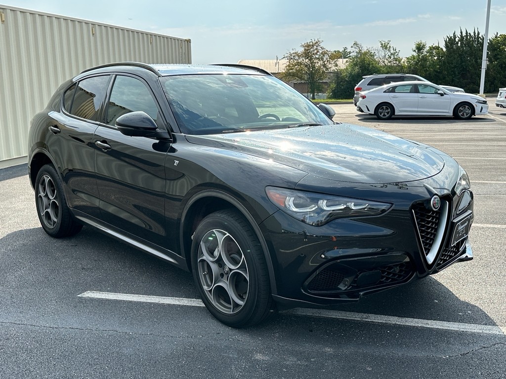 Alfa Romeo Stelvio Vehicle Full-screen Gallery Image 03