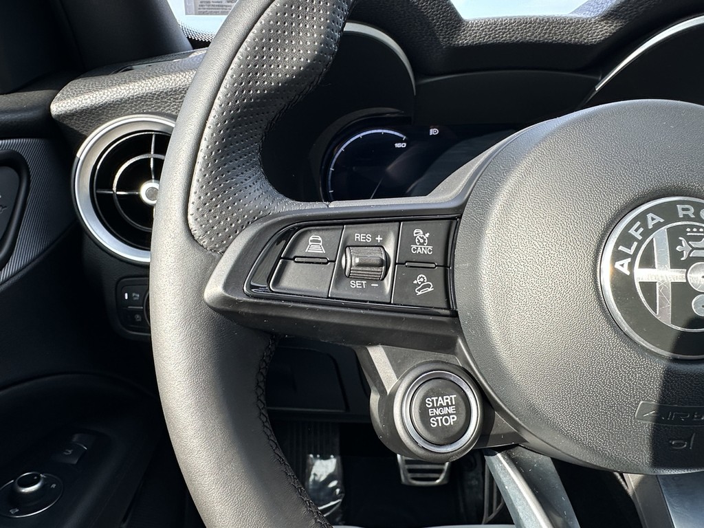 Alfa Romeo Stelvio Vehicle Full-screen Gallery Image 14