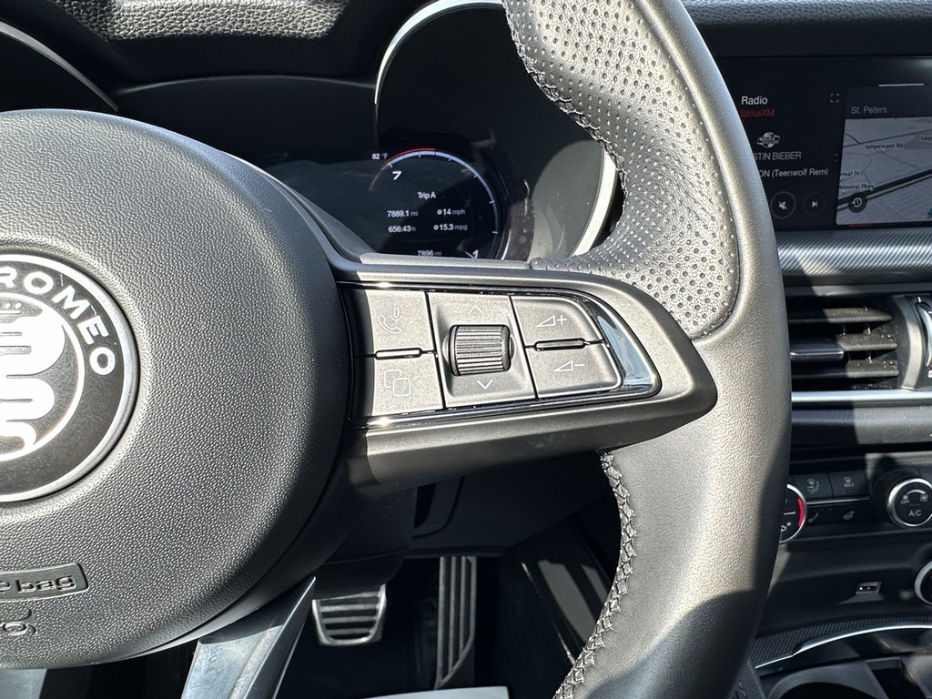 Alfa Romeo Stelvio Vehicle Full-screen Gallery Image 15