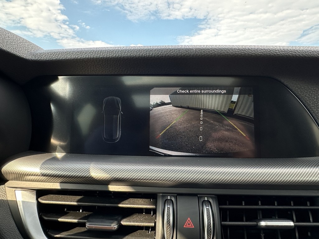 Alfa Romeo Stelvio Vehicle Full-screen Gallery Image 19