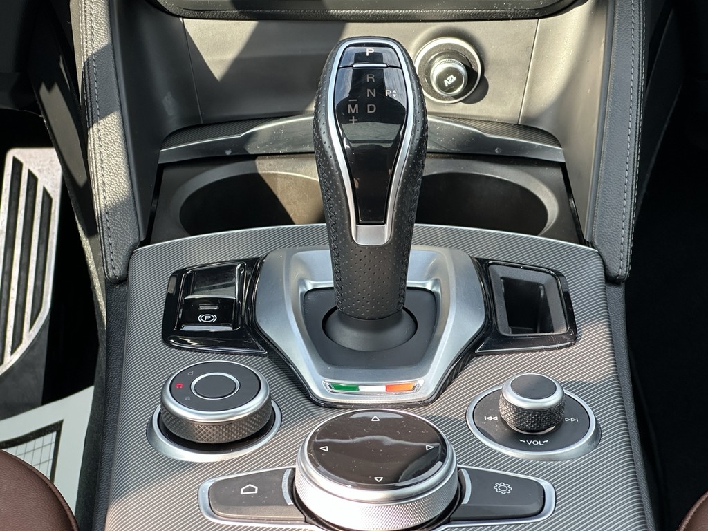 Alfa Romeo Stelvio Vehicle Full-screen Gallery Image 20