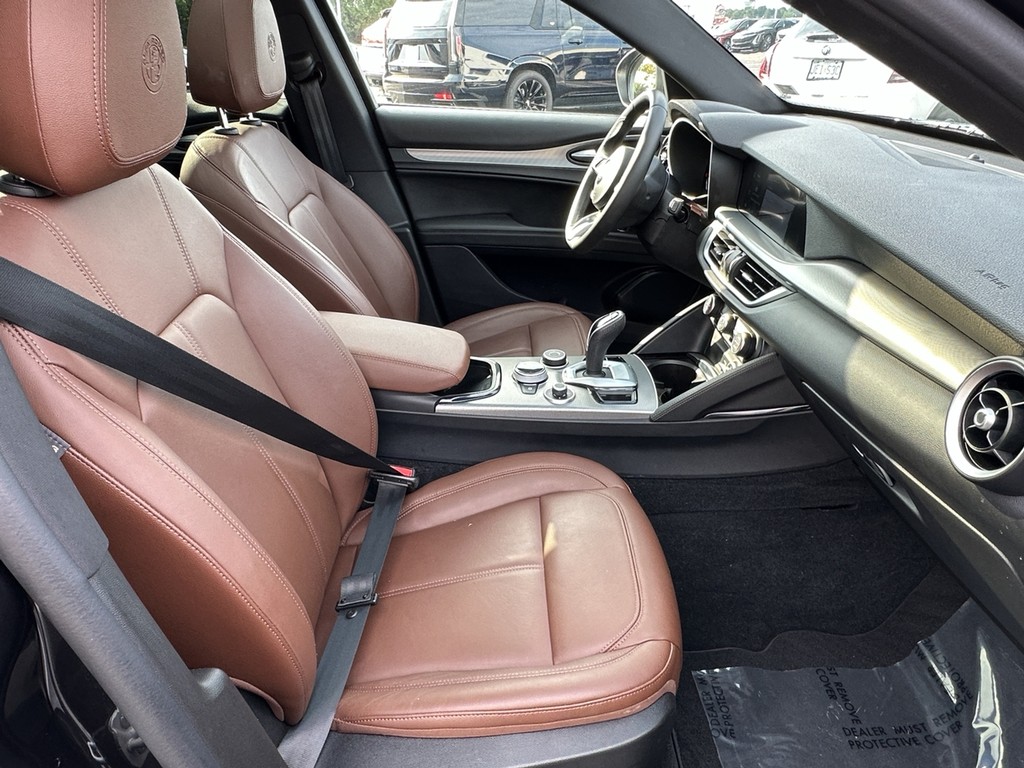 Alfa Romeo Stelvio Vehicle Full-screen Gallery Image 21