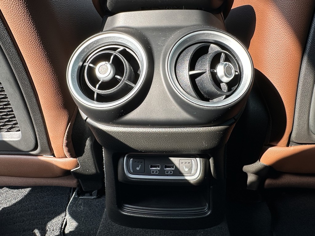 Alfa Romeo Stelvio Vehicle Full-screen Gallery Image 23