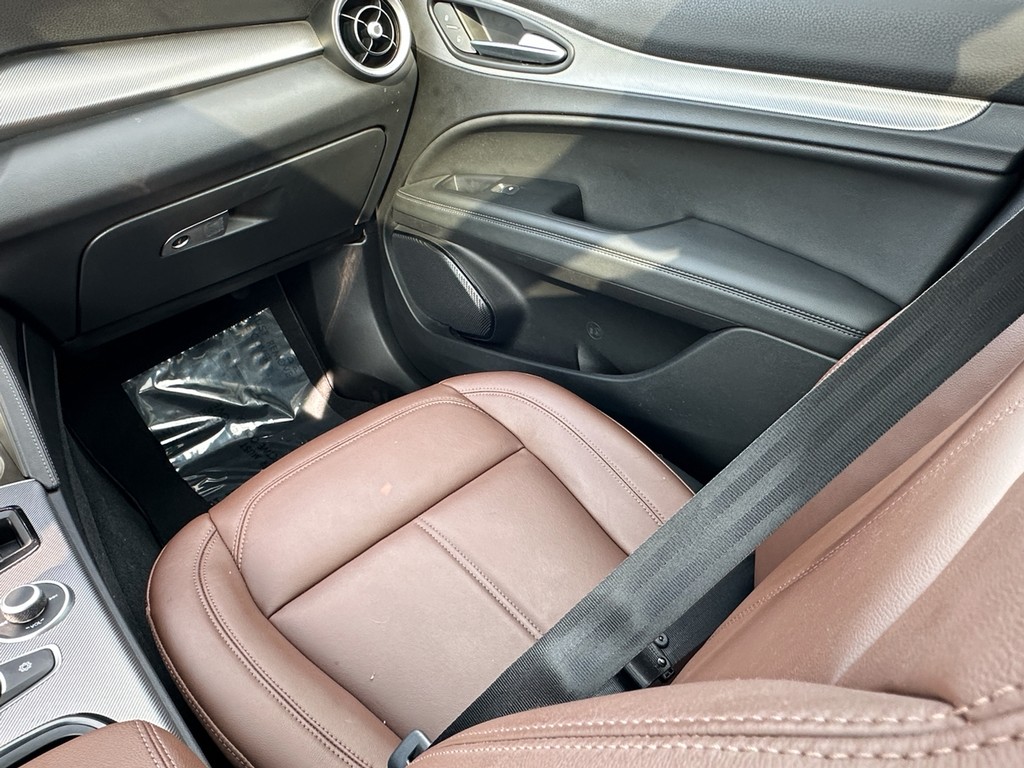 Alfa Romeo Stelvio Vehicle Full-screen Gallery Image 27