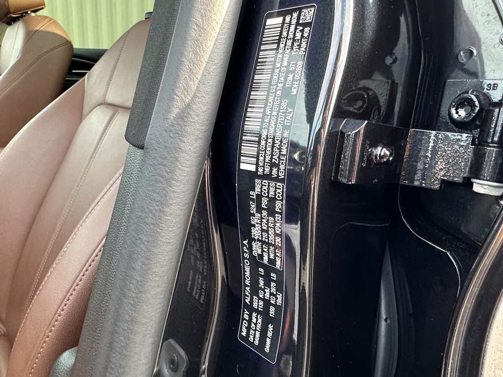 Alfa Romeo Stelvio Vehicle Full-screen Gallery Image 28