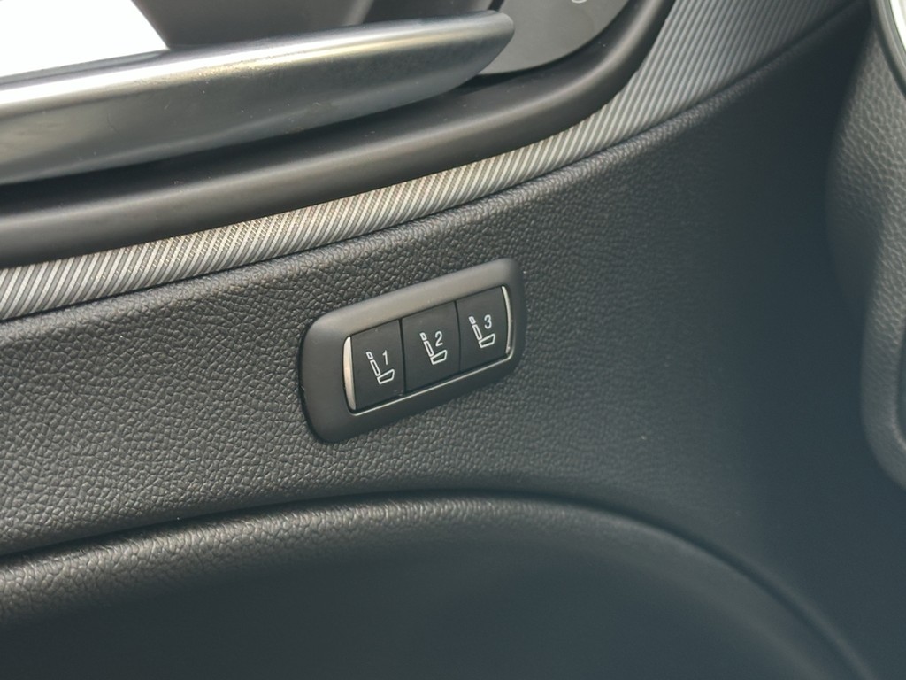 Alfa Romeo Stelvio Vehicle Full-screen Gallery Image 29