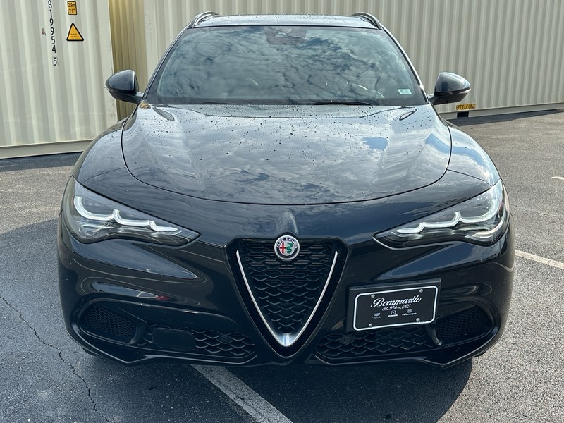 Alfa Romeo Stelvio Vehicle Full-screen Gallery Image 02
